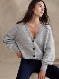 Cropped Cardigan Outfit, Winter Cardigan Outfit, 30s Fashion, Cardigan Shirt, Cardigan Outfits, Women's Sweaters, Grey Cardigan, Cropped Cardigan, Alpaca Wool