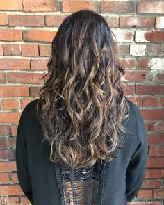 Loose perm hairstyles are some of the most popular and common looks these days, often worn by women who enjoy durable and long-lasting hairdos. Are yo... Natural Perm Waves, Perm 2023, Shoulder Length Permed Hair, Texture Perm, Perm Styles, Wavy Hair Perm, Beach Wave Perm