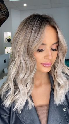 Bleach Blonde To Natural Blonde, Hair Inspiration Color Blonde, Ashy Blonde Hair With Lowlights, Hair Inspo Color Blonde, Highlights For Blonde Hair, Blonde Root Smudge, Lived In Blonde Hair, Lived In Blonde Balayage, Blonde Bridal Hair