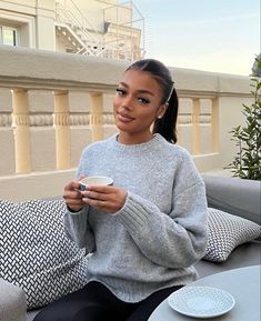 Classy Sweater, Coffee Style, Coffee Sweater, Aesthetic Pretty, Morning Mood, Afro Style, Pretty Babe, Diy Vetement, Relaxed Outfit