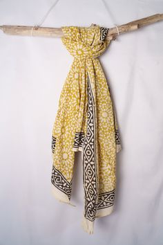 Découvrez ce magnifique foulard en coton léger, imprimé grâce à la méthode traditionnelle de l'impression au bloc de bois. Utilisée depuis l'antiquité en Asie de l'Est, cette méthode artisanale permet de créer des motifs, images et textes d'une grande finesse sur textile. Polyvalent et élégant, ce foulard peut également se transformer en paréo ou sarong pour la plage ou la piscine, ou être porté comme écharpe ou châle. Ses dimensions généreuses d'environ 1,90m x 1,20m offrent de nombreuses possi Traditional Hand Printed Cotton Scarves, Traditional Shawl Scarves For Beach, Traditional Cotton Shawl For Beach, Yellow Printed Cotton Dupatta, Bohemian Printed Patterned Dupatta, Bohemian Patterned Printed Dupatta, Bohemian Cotton Dupatta Hand Printed, Bohemian Cotton Dupatta With Hand Print, Bohemian Shawl Scarf With Printed Border