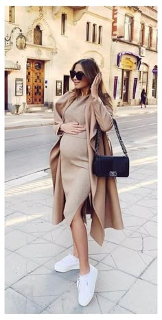 Winter Clothes For Pregnant Women, Nyc Maternity Style, Pregnate Outfit Winter, Classy Pregnant Outfits, Crop Top Maternity Outfit, Fancy Pregnancy Outfits, Preagnet Outfits, Pregnet Outfits Pregnancy Fashion, Bump Friendly Outfits Winter