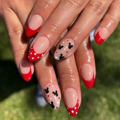 Red Black And White Disney Nails, Classy Disney Nails Art Designs, Nail Art Designs Mickey Mouse, Cute Nail Designs Disney, Mickey Mouse Almond Nails, Almond Shaped Nails Designs Disney, Short Mickey Mouse Nails, Minnie Mouse Nails Simple, Disney Nail Designs Short Nails