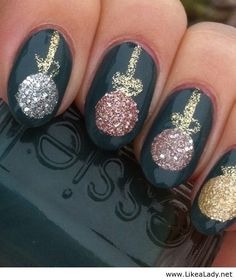 Christmas nails with ornaments Nail Art Noel, Short Nail Designs