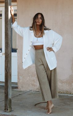 Meditterean Outfits, Smart Casual Beach Outfit, White Flowy Outfit Aesthetic, Australia Beach Outfit, Flowy Linen Outfit, Summer Loose Outfits, Linen Clothes Outfits, California Aesthetic Outfit Spring, Philippines Style Outfits