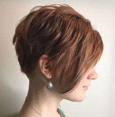 Layered Pixie With Long Side Bangs Asymmetrical Pixie Haircut, Sassy Hairstyles, Asymmetrical Pixie Cuts, Stacked Haircuts, Edgy Pixie Cuts, Pixie Cut With Bangs, Asymmetrical Pixie, Pixi Beauty, Layered Hairstyles