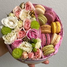 MACAROONS AND MORE - Gourmet Gift 4U Macaroon Flower Bouquet, Flowers And Chocolate Gift, Macaroon Ideas, Food Bouquet, Assorted Flowers, Candy Bouquet Diy, Macaron Cake, Bouquet Box, Flower Box Gift