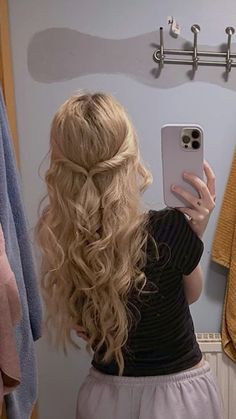 Freshman Hoco Hairstyles, Long Homecoming Hairstyles, Easy Simple Hoco Hairstyles, Homecoming Hair Long, Hairstyle For Dance, Hoco Hairstyles For Long Hair, Hair Styles For Hoco, Cute Hoco Hairstyles, Hoco Hairstyles Down