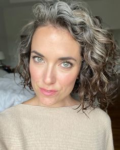 10 Excellent Ideas for Growing Out Gray Hair Grombre Transition Brunette, Grey Transition Hair Highlights, Long Curly Bob, Growing Out Gray Hair, Grey Brown Hair, Growing Out Hair, Dark Curly Hair, Grey Curly Hair