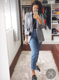 Mom Jeans With Blazer Outfit, Look Com Mini Bag, Mom Jeans And Blazer Outfit, Mom Jeans Office Outfit, Look Com Mom Jeans, Mom Jeans Outfit Work, Mom Jeans Office, Blazer Outfits Work, Office Jeans Outfit