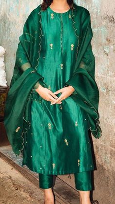 Latest Silk Suits Designs 2022, Neck Designs For Silk Suits, Bottle Green Suits Women Indian, Chanderi Suits Design Party Wear, Party Wear Kurta Designs Women, Banarasi Salwar Suit Designs, Chanderi Silk Suit Designs Indian, Neck Designs For Suits Pakistani, Green Traditional Outfit