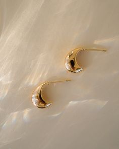 Add a touch of modern elegance to your look with our Tess Crescent Hoops - simple, yet elegant small gold hoops! Their minimalist design makes them a perfect choice for adding a touch of radiance to any outfit. Let your natural beauty shine with these beautiful hoops! EARRINGS FEATURE Material: Brass Finish: 18K Gold Lead and Nickel Free Small Gold Hoops, Hoops Earrings, Freshwater Pearls Earrings, Pretty Earrings, Moonstone Ring, Opal Necklace, Gold Hoops, Jewelry Packaging, Delicate Necklace