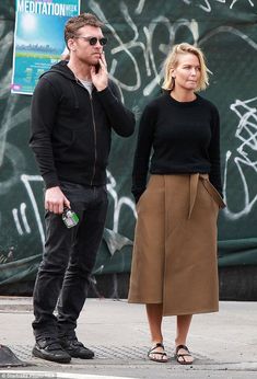 Back to black: Model Lara Bingle covered up in her favourite sweater for a wander around New York on Sunday Lara Bingle Style, Lara Bingle, Cosy Sweater, Sam Worthington, The Sartorialist, The Avatar, Stylish Couple, Black Jumper, Black Model