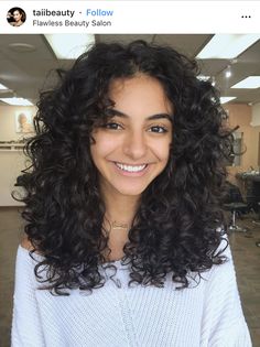 Layered Curly Hair Round Face, Mid Length Curly Hair With Curtain Bangs, Shoulder Length Black Curly Hair, 3b Curly Hair Shoulder Length, Curly Haircuts Short Layers, Haircuts For Curly Hair Round Face, Round Layers Haircut Curly Hair, Medium Length 3b Curly Hair, Curly Hair Devacut