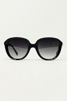 Introducing the Big Round Sunglasses in Black, a stylish and versatile accessory perfect for the spring and summer seasons. Crafted from 100% polycarbonate, these sunglasses offer durability and a lightweight feel.  These sunglasses feature a slightly curved round frame in classic black, exuding timeless elegance and sophistication. The black lenses provide UV protection, ensuring your eyes are shielded from the sun's rays while enhancing your style.  Ideal for both casual and chic looks, these sunglasses complement various outfits and occasions, from beach days to city adventures. Their universal appeal makes them a must-have accessory for sunny days and outdoor activities.  Available in size U, these sunglasses offer a comfortable fit that suits different face shapes and sizes. Elevate y Classic Wayfarer Sunglasses For Spring, Classic Sunglasses With Uv Protection For Spring, Classic Cat Eye Sunglasses With Polarized Lenses For Spring, Classic Plastic Sunglasses With Uva Protection, Classic Cat Eye Sunglasses With Mirrored Lenses For Spring, Spring Classic Cat Eye Sunglasses With Mirrored Lenses, Sleek Sunglasses With Uva Protection, Polarized Round Frame Sunglasses For Daily Use, Everyday Polarized Round Frame Sunglasses