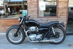 a black motorcycle parked in front of a building