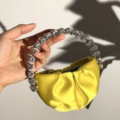 This voguish design is ultra modern and will draw attention. Perfect to enhance your cute outfits. Crystal Purse, Rhinestone Clutch, Rhinestone Cross, Yellow Fashion, Womens Purses, Lace Pattern, Clutch Purse, Granada, Haiti