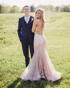 Prom Pictures In A Field, Farm Prom Pictures, Prom Photoshoot Couples, Prom Photoshoot Poses, Prom Photos Single, Cute Prom Poses For Couples, Country Prom Pictures, Cute Couple Prom Pictures, Professional Prom Pictures