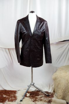 Men's genuine leather jacket dark brown color. size S 80s vintage mens  brown leather jacket.  3 buttons on the front. Fully lined. 3 front and 1 internal pockets. Vintage Leather Chic Retro Jacket In good vintage condition,  MATERIAL : real leather MEASUREMENTS  Size S B R A N D :  JIGSAW MANS WEAR, London Bust : 52 cm L E N G T H : 81 cm S H O U L D E R : 45 cm S L E E V E : 65 cm it weighs 1100 grams Each of the items are one of a kind , so please enjoy the pictures and hopefully something will catch your eye . Feel free to message me with any questions! Vintage Leather Business Jacket, Vintage Leather Jacket For Business, Vintage Brown Leather Jacket For Formal Occasions, Vintage Leather Single-breasted Blazer, Vintage Single Breasted Leather Jacket, Brown Leather Business Jacket With Button Closure, Business Brown Leather Jacket With Button Closure, Brown Leather Jacket With Button Closure For Business, Vintage Brown Sport Coat With Buttons