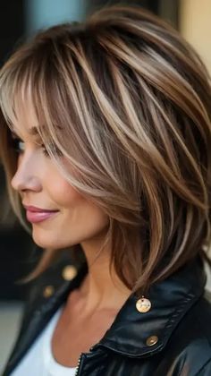 Tresses in a Hurry: 20 Fun and Quick Hairstyles for Moms - TecArticles Trending Hairstyles For Women 2025, Blonde Highlights On Dark Hair Shoulder Length, Popular Hair Styles 2024, High And Low Lights Hair, Easy Mom Hairstyles, Mid Length Hairstyles, Hairstyle For Chubby Face, Chubby Face, Morning Hair