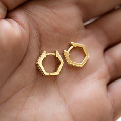 These geometric shaped huggie hoops are dainty and minimalist and so stylish! They look great stacked or on their own! Made of 925 Sterling Silver We use a THICK plating of 14k Gold or Rhodium (for a piece that will be with you for years to come) Nickel-free & Hypoallergenic (great for sensitive ears!) Inner Diameter: 9.5mm Sold as a pair Made of the highest quality cubic zirconia for an authentic diamond look! ✻ Earrings on Model ✻Plain Huggies 2mm Stud Earrings 🎁 Comes in a gift-box, ready fo