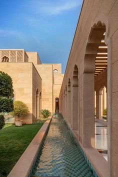 an outdoor water feature in the middle of a courtyard