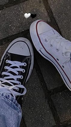 Converse Couple Shoes, Friends Shoes Pictures, Couples Shoes Pictures, Couple Shoes Pictures, High Top Converse Outfits, Converse Aesthetic, Romantic Wedding Photography, Best Friend Gifs, Couple Shoes