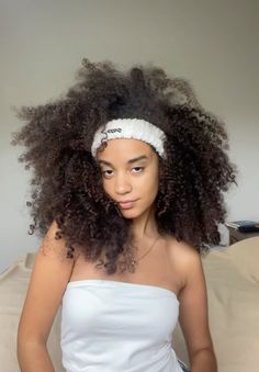 #curlyhair #bigcurls #cachos #curls #cacheadas #aesthetictumblr #liviaboogie 3b Curls, 3b 3c Hair, Poofy Hair, 3c Hair, Big Curly Hair, Black Curly, Curly Afro, Au Naturale, Hair Curly