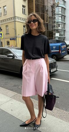 Bright Minimalist Outfit, 90s Minimalism Fashion, Summer Office Outfits, Scandinavian Fashion, Wardrobe Outfits, Street Style Summer, Office Outfits, Street Style Outfit, Spring Summer Outfits