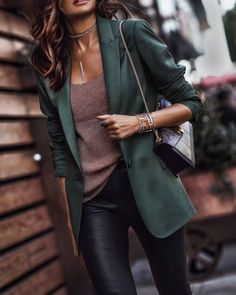 Pretty Winter Outfits, Moda Chic, Mode Boho, Black Leather Pants, Green Blazer, Mode Casual, Business Outfit, Classic Chic, Looks Chic