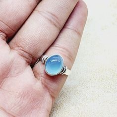 Blauer Chalcedon Ring, 925 Sterling Silber, Alltagsring, handgemachter Ring, Chalcedon Ring, Silberschmuck, Frauenring, Geschenk für sie, Vorteile von Edelstein Es fördert das emotionale Gleichgewicht, lindert Gefühle von Angst, Stress und Negativität. Dieser Edelstein fördert das Gefühl der Gelassenheit und des inneren Friedens und ist damit ein perfekter Begleiter für alle, die emotionale Heilung und Stabilität suchen. Über seine beruhigende Wirkung hinaus, erleichtert Chalcedon auch die klare Blue Chalcedony Ring, Woman Ring, Chalcedony Ring, Everyday Ring, Clear Communication, Aqua Chalcedony, Everyday Rings, Emotional Balance, Les Sentiments