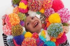 13 Crafts To Make At Home, Simple Christmas Crafts, Easy Pom Pom, Craft Christmas Presents, Paper Fan Decorations, Pom Wreath, Gifts To Buy, Pom Pom Wreath, How To Make A Pom Pom