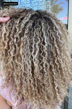 Blonde Highlights On Curly Hair Blonde Highlights On Curly Hair, Highlights Platinum Blonde, Dyed Curly Hair Ideas, Ideas De Pelo, Highlights Platinum, Crazy Curly Hair, Curly Hair Ideas, Curly Wurly