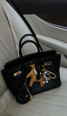 Hermes Bag Accessories, Hermes Bag Collection, Birkin With Charms, Hermes Birkin Aesthetic, Hermes Bag Charm, Street Style Bedroom, Birken Bag, Feminine Streetwear, Jewellery Stack