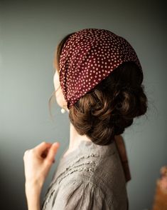 mini floral Peinados Fáciles Para Cabello Corto, 인물 사진, Head Covering, Vintage Hairstyles, Hair Dos, Scarf Hairstyles