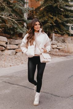 Cream Puffer Jacket Outfit, White Puffer Jacket Outfit, Spring Outfits Japan, Cropped Puffer Coat, Airport Outfit Winter, Cream Puffer Jacket, Beige Puffer, Jacket With Jeans, Shacket Outfit