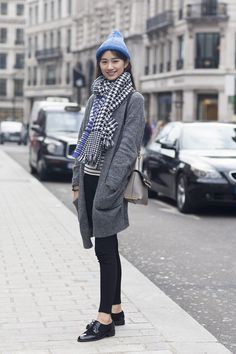 Black pants and black shoes but add a stylish scarf Sports Chic Outfit, White Shirt Men, Stylish Scarves, London Street Style, Sport Chic, Street Chic, Winter Wear, Sport Fashion, Street Style Women