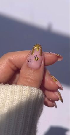 Animal Inspired Nail Art, Nails With A Bee, Nail Bee Art, Honey Themed Nails, Honey Nail Art, Simple Bee Nails, Honeybee Nail Design, Bee Design Nails, Honey Pot Nails