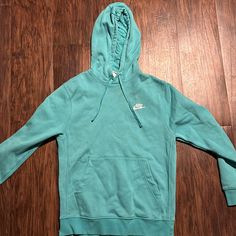 Nike Sportswear Club Fleece Pullover Hoodie Condition: New Never Worn Size: Small Teal Nike Hoodie, Teal Nikes, Nike Sportswear Club Fleece, Tops Nike, Green Hoodie, Nike Hoodie, Nike Tops, Nike Sportswear, Pullover Hoodie