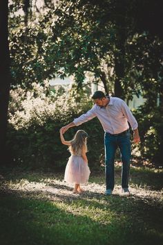 Daddy daughter dancing Cute Father Daughter Pictures, Cute Daddy And Daughter Pictures, Father Daughter Goals, Father And Daughter Pictures, Dad And Kids Photoshoot, Dad And Daughters