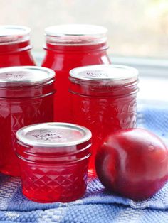 Easy homemade plum jelly is a great introduction to making homemade jellyThis simple recipe has only a few ingredients and is big on flavor. Plum Jelly Recipe, Plum Juice, How To Make Jelly, Plum Recipes, Jam Recipes Homemade, Canning Jam, Homemade Jelly, Jelly Recipe, Plum Jam