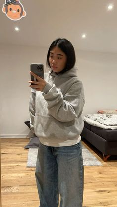 Outfit Inspo Blue Baggy Jeans, Styling Oversized Hoodies, Grey Hoodie With Jeans, Sweatpants Baggy Outfits, Boyfriends Hoodie Outfit, How To Style Grey Sweatshirt, Baggy Jeans Outfit Woman, Light Gray Hoodie Outfit, School Hoodie Outfit