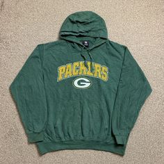 NFL Green Bay Packers Hoodie Jumper Sweatshirt Pullover Team Apparel Vintage L.  Has a minor defect on the back (see photo) but still has plenty of life left in it!  Size: would best fit L  Measurements: Pit to pit: 25.5 inches Length (shoulder to bottom): 27 inches Sleeve: 23.5 inches  Message for quote on International Delivery.   Check out our other items and feel free to message us for more information :)  S12 Green Bay Packers Hoodie, Nfl Green Bay, Hoodie Jumper, Mens Hoodies, Hoodie Pullover, Team Apparel, Green Bay Packers, Pullover Sweatshirts, Green Bay