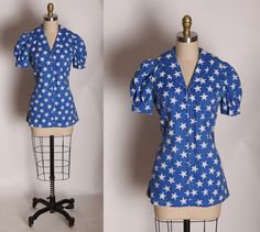 "1970's Blue and White America Short Sleeve Novelty Stars Print Sailor Style Blouse This blouse features: *Blue and white colors *Stars print *Sailor style back *Front zipper up front Size: Small Measurements: Bust: 35\" Waist: 32\" Length: 27\" Condition: Excellent If you have any questions, please ask. Find even more Vintage Smalls at: https://www.etsy.com/shop/NaughtyKittyVintage?section_id=17610195&ref=shopsection_leftnav_7 Thanks! -NaughtyKittyVintage" Fitted Blue Top With Star Print, Vintage Sailor, Sailor Style, Sailor Fashion, Style Blouse, Colour Star, White Colors, Star Print, Front Zipper