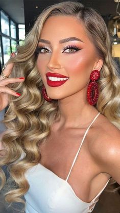 Wedding Makeup With Red Lips, Red Lipstick Makeup Blonde, Blonde Hair Red Lips, Chique Outfits