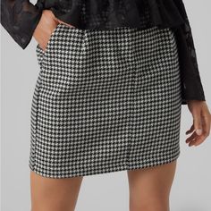 Vero Moda Harper Houndstooth Miniskirt Black And White Houndstooth Soft Polyester Fabric Size 4 Zipper And Clasp Enclosure New With Tags Houndstooth Mini Skirt For Workwear, Houndstooth Pencil Skirt For Work, Houndstooth Pattern Mini Skirt For Workwear, Houndstooth Mini Skirt For Fall, Spring Workwear Skirt With Houndstooth Pattern, Chic Houndstooth Skirt For Work, Fitted Houndstooth Skirt, Houndstooth Skirt For Work, Winter Houndstooth Mini Skirt For Work