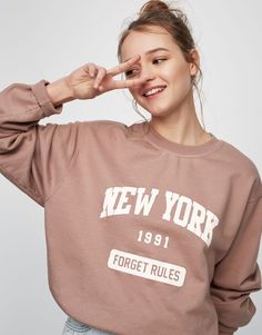 New York slogan sweatshirt - Sweatshirts & Hoodies - Clothing - Woman - PULL&BEAR Ukraine New York Hoodie, New York Sweater, Pop Pop Shirts, Slogan Sweatshirt, Pull And Bear, Trendy Hoodies, Vintage Hoodies, Sweatshirt Outfit, Mein Style