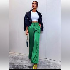 Satin Pants Outfit Night, Green Satin Trousers Outfit, Green Satin Cargo Pants Outfit, Styling Satin Pants, Green Silk Pants Outfit, Wide Leg Satin Pants Outfit, Green Satin Pants Outfit, Satin Wide Leg Pants Outfit, Trend Spring Summer 2023