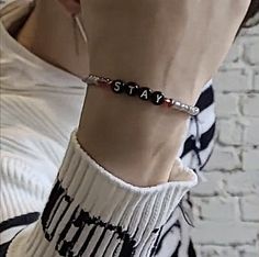 Bead Charms Diy, Kpop Merch, Crazy Kids, Kpop Aesthetic, Jewelry Tutorials, Cute Jewelry, Bracelet Designs, Diy Bracelets, بلاك بينك