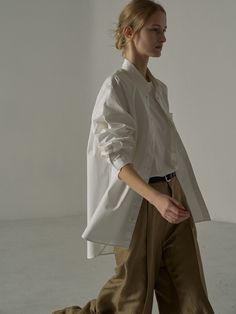 Editor's notesSuper soft and drapey, this popover version of our beloved oversized, boxy-cool shirt has buttons down the front and a layered hem for a fresh feel.- Sturdy cotton texture- Overfit silhouette, A-line shirt- One big tuck at the back-york- Rounded silt hem- Unbalanced, layered front and back hem- Pointed collar, button-down front- One pocket on the chestMeasurements(in.)- Size: S, M- Length(front/back): 27.36/29.33in / 27.5/29.53in- Shoulder: 18.31in / 18.70in- Chest: 22.64in / 23.43 Oversized Poplin Shirt Outfit, Poplin Shirt Outfit, Tucked In Shirt Outfit, Facade Pattern, Oversized Poplin Shirt, Oversized Outfit, Cotton Texture, Poplin Shirt, Mens Outerwear